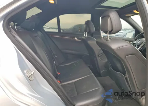 2014 Mercedes-Benz C 250 z USA, uszkodzony, nr VIN WDDGF4HB4EG245351